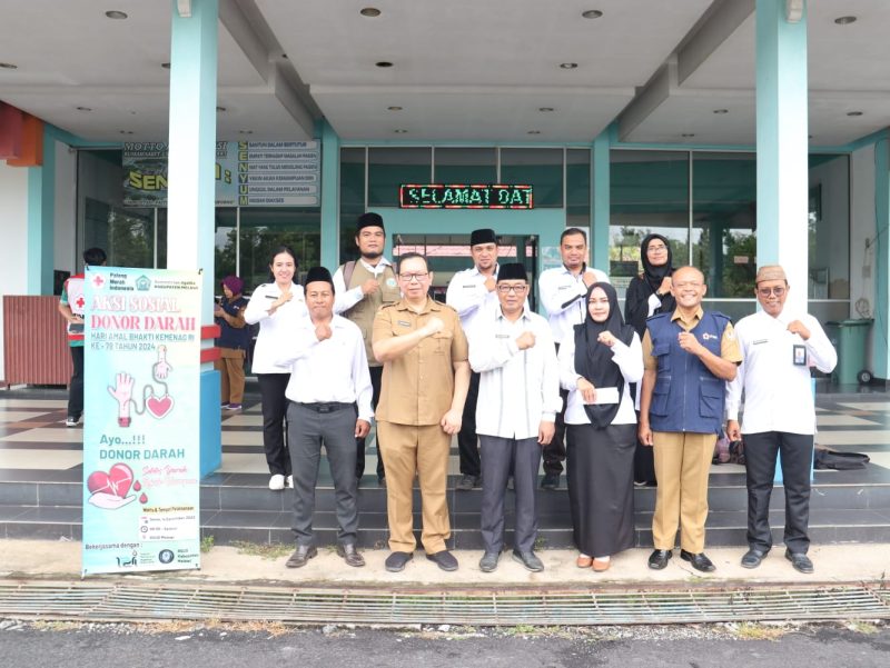 Kepala Kantor Kemenag Kabupaten Melawi, H. Subakir beserta Ketua DWP didampingi Direktur RSUD Melawi, Pengurus PMI dan sebagian Pengurus Daerah IPARI Kabupaten Melawi.