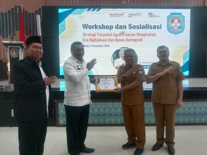 Kepala Kemenag Provinsi Kalimantan Barat, H. Muhajirin Yanis didamping H. Kartono (Ketua PW IPARI Kalbar) memberikan sertifikat penghargaan sebagai bentuk apresiasi kerjasama kepada Bupati Kubu, Muda Mahendawan yang didampingi oleh Sekda Kubu Raya.