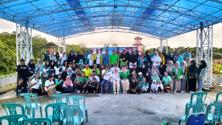Suasana keakraban Keluarga Besar Kantor Kementerian Agama Kabupaten Melawi di Lepung Kurnia dalam momen Family Gathering dalam rangkaian acara HAB Kemenag ke-78.