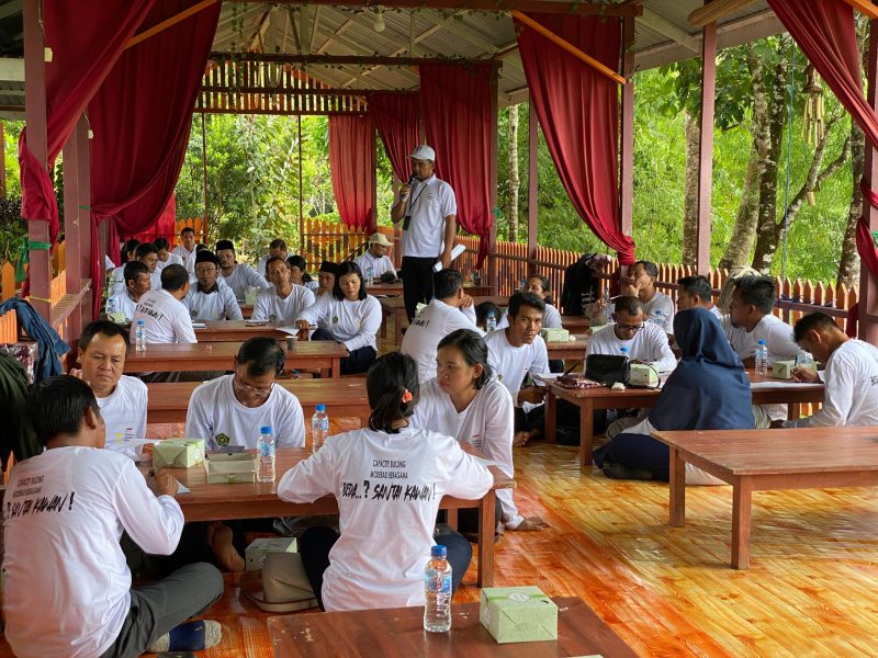 Para peserta Capacity Building Moderasi Beragama sedang aktif berdiskusi tentang game Peta Komitmen kebangsaan dipandu fasilitator.