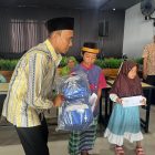 Ketua PD IPARI Melawi, Muhd. Sukarno, S.HI., M.Pd membagikan paket bingkisan perlengkapan alat sekolah, Snack dan uang santunan kepada anak yatim dalam acara Lebaran Yatim dan Difabel di Kafe Kopi dari Hati & Toast, Nanga Pinoh, Kabupaten Melawi.