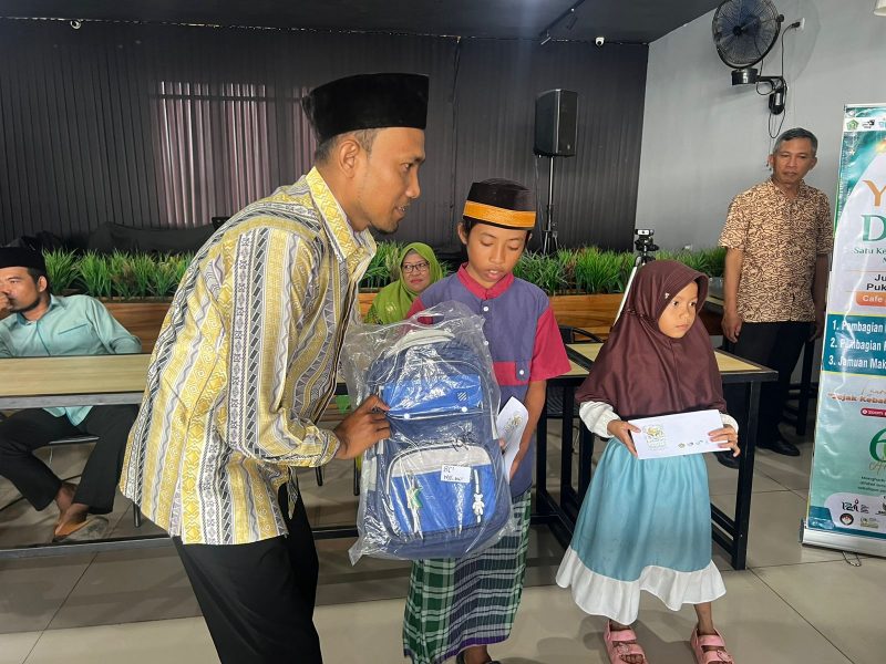 Ketua PD IPARI Melawi, Muhd. Sukarno, S.HI., M.Pd membagikan paket bingkisan perlengkapan alat sekolah, Snack dan uang santunan kepada anak yatim dalam acara Lebaran Yatim dan Difabel di Kafe Kopi dari Hati & Toast, Nanga Pinoh, Kabupaten Melawi.
