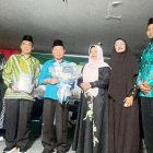 Penyuluh Agama Islam Kementerian Agama Kabupaten Melawi, Muhd Sukarno dan Lili Budiyati, bersama Guru MAN Melawi Fitriani, menyerahkan karya buku kepada Kepala Kantor Kemenag Melawi pada malam tasyakuran peringatan Hari Amal Bakti (HAB) ke-80 Kementerian Agama RI, Jumat malam. Kegiatan ini menjadi wujud nyata semangat literasi dan inovasi ASN Kemenag Melawi.