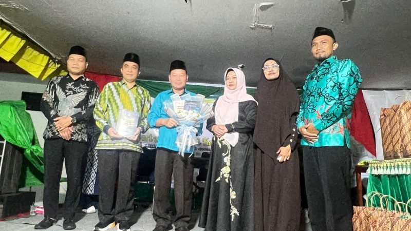 Penyuluh Agama Islam Kementerian Agama Kabupaten Melawi, Muhd Sukarno dan Lili Budiyati, bersama Guru MAN Melawi Fitriani, menyerahkan karya buku kepada Kepala Kantor Kemenag Melawi pada malam tasyakuran peringatan Hari Amal Bakti (HAB) ke-80 Kementerian Agama RI, Jumat malam. Kegiatan ini menjadi wujud nyata semangat literasi dan inovasi ASN Kemenag Melawi.