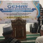 Muhd Sukarno, Ketua IPARI Kabupaten Melawi, memandu jalannya acara Launching Subuh Keliling Perdana GEMAR Subuh Berjamaah di Masjid Agung Kota Juang, Nanga Pinoh, Rabu (07/01/2026).