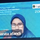 Sekretaris Umum PP IPARI, Hj. Elvi Anita Afandi, S.Ag., M.E., CDAI., menyampaikan materi tentang penulisan buku antologi dalam kegiatan Bimbingan Teknis (Bimtek) Penggunaan LMS dan Penulisan Buku Antologi Penyuluh Agama Merawat Indonesia Zona 3 Kalimantan secara daring melalui Zoom Meeting, Kamis (7/5/2026). Dalam materinya, ia mendorong para penyuluh agama untuk menulis kisah pengabdian yang inspiratif, jujur, dan menyentuh hati pembaca.